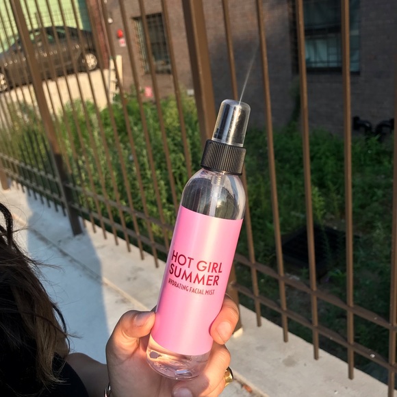 HOT GIRL SUMMER HYDRATING FACIAL MIST - Picture 3 of 5